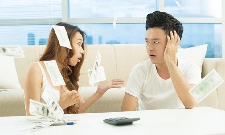 Tay trắng sau 30 năm "nộp lương" cho vợ