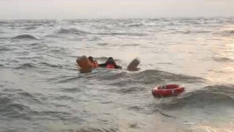 Kịp thời cứu hai ngư dân gặp nạn trên biển Vĩnh Long