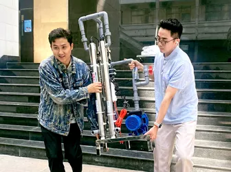 Thầy trò trường đại học ở TP.HCM xuyên đêm làm máy lọc nước tặng bà con vùng lũ