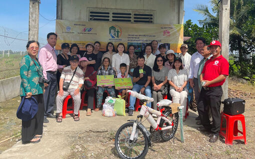 Chương trình “Mở lối vào đời” trao 91 triệu đồng hỗ trợ bé Hoàng Khanh