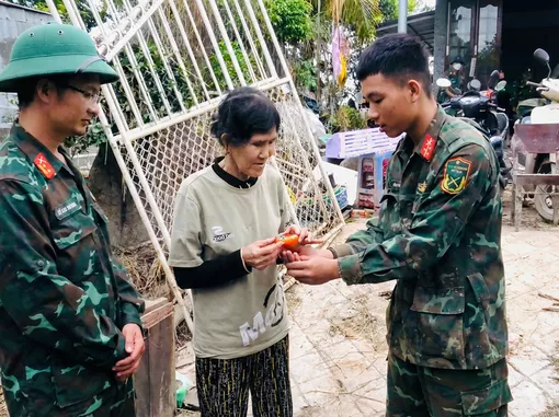 Nhặt được túi vàng 4,5 chỉ trong bùn lũ, tiểu đội trưởng tìm trả lại cho dân