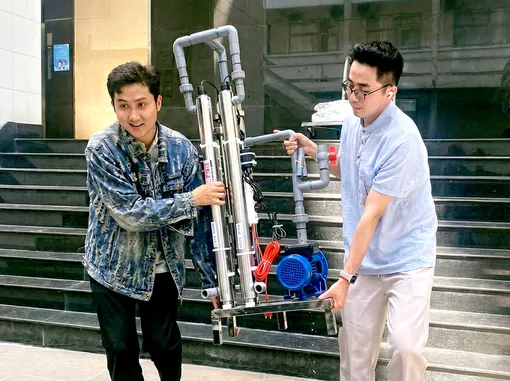 Thầy trò trường đại học ở TP.HCM xuyên đêm làm máy lọc nước tặng bà con vùng lũ