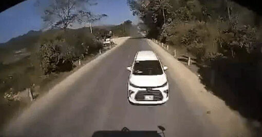 Vụ ô tô con tông trực diện xe đầu kéo 4 người chết: Tài xế nào phải bồi thường?