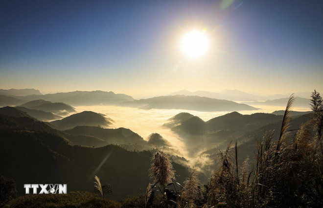 Ngắm bình minh tuyệt đẹp giữa biển mây Keo Lôm ở Điện Biên