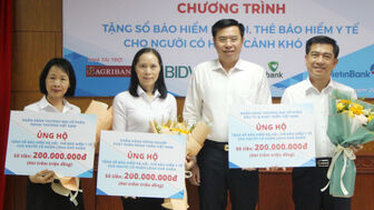 Bảo hiểm xã hội tỉnh An Giang tặng thẻ bảo hiểm y tế, sổ bảo hiểm xã hội cho người có hoàn cảnh khó khăn