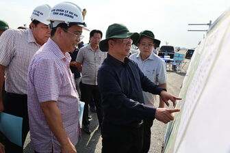 Chủ tịch UBND tỉnh An Giang Hồ Văn Mừng kiểm tra tiến độ thi công cao tốc Châu Đốc - Cần Thơ - Sóc Trăng giai đoạn 1