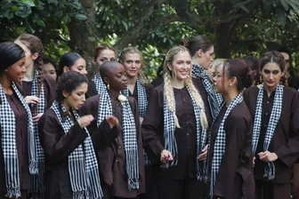 Dàn người đẹp Miss Charm 2025 hóa thôn nữ miền Tây, lội mương bắt cá