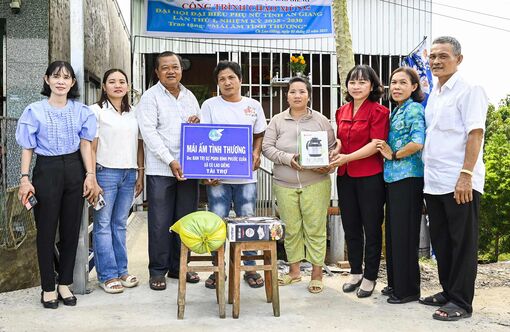 Bàn giao 3 “Mái ấm tình thương” cho phụ nữ xã Cù Lao Giêng