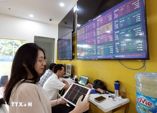 Chứng khoán sáng 3/12: Cổ phiếu ngân hàng bứt phá, VN-Index giữ vững đà tăng