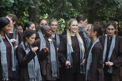 Dàn người đẹp Miss Charm 2025 hóa thôn nữ miền Tây, lội mương bắt cá