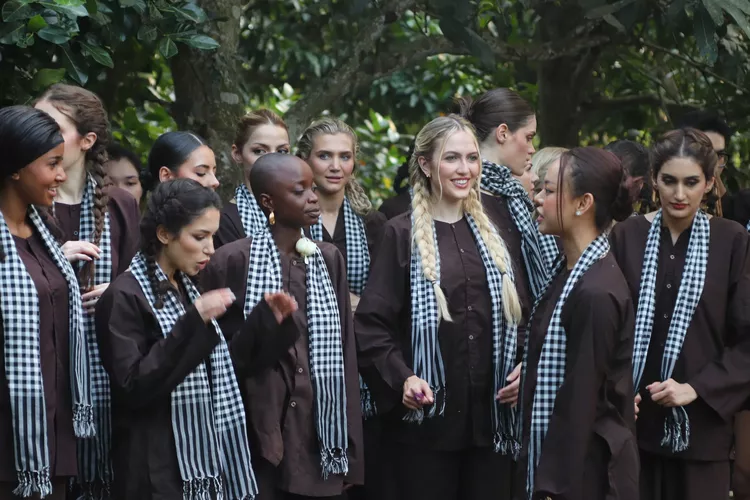 Dàn người đẹp Miss Charm 2025 hóa thôn nữ miền Tây, lội mương bắt cá