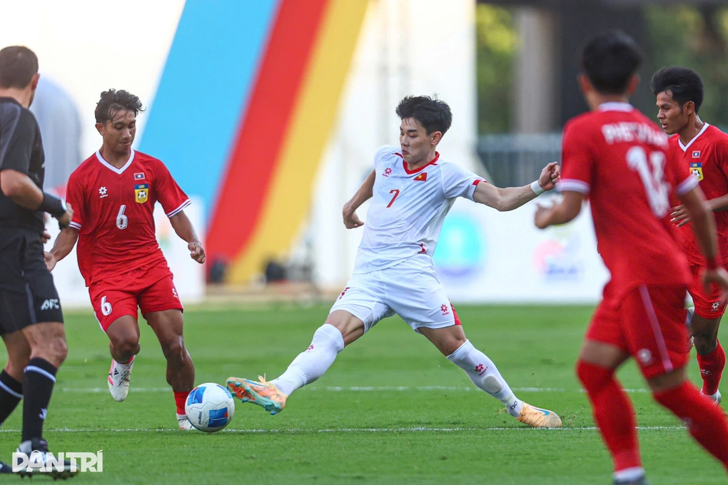 U22 Việt Nam có bàn thắng tranh cãi vào lưới U22 Lào nhờ luật việt vị mới