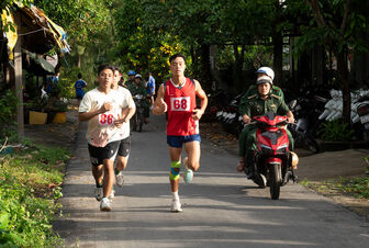 Gần 300 vận động viên tham gia giải việt dã quanh đảo Lại Sơn