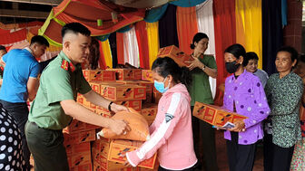 Tuyên truyền phòng, chống HIV/AIDS và trao quà cho đồng bào Khmer xã An Cư