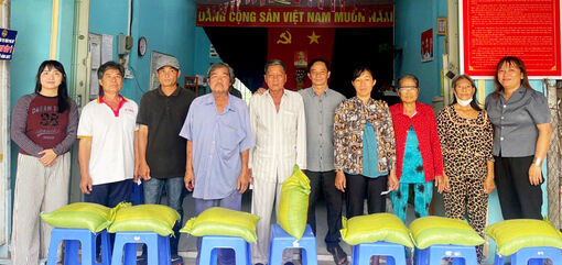 500 phần quà hỗ trợ người dân xã Phú Tân