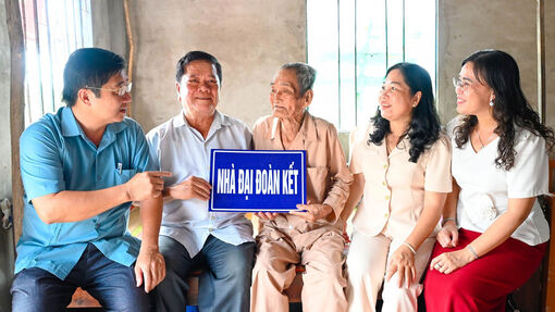 Bàn giao 7 căn nhà đại đoàn kết cho người dân xã Vĩnh Bình