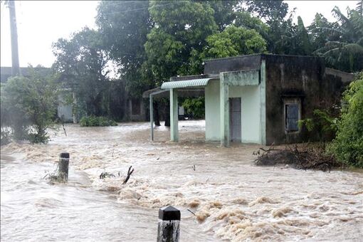 Lâm Đồng: Khẩn cấp di dời người dân vùng ngập sâu đến nơi an toàn