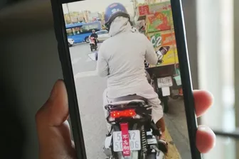 Xử phạt hai phụ nữ dán “bùa” che biển số xe máy ở TP. Hồ Chí Minh