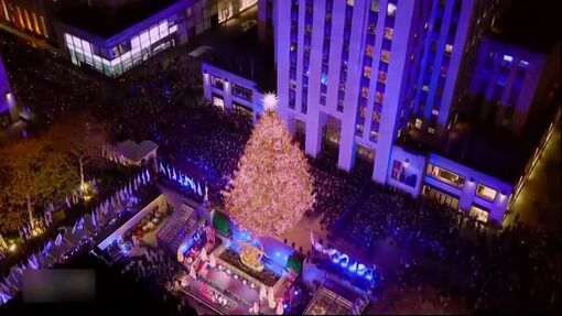 Thắp sáng cây thông Noel khổng lồ tại New York