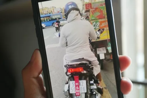 Xử phạt hai phụ nữ dán “bùa” che biển số xe máy ở TP. Hồ Chí Minh