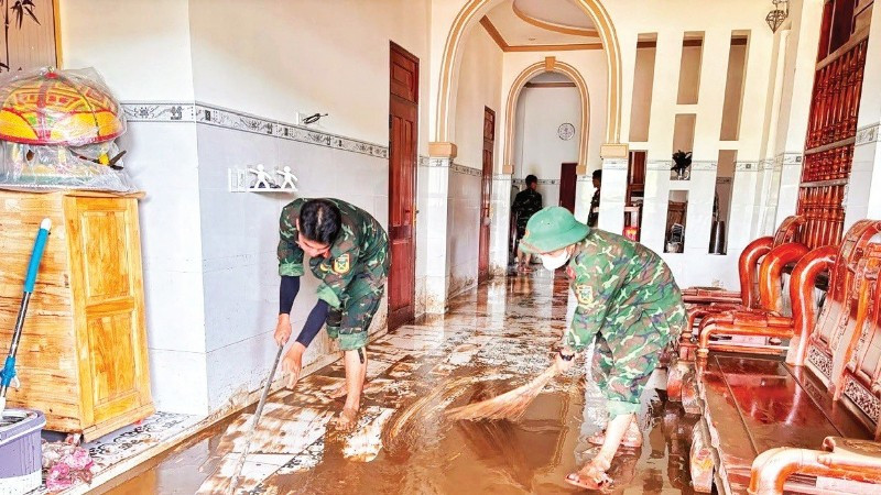 Sớm ổn định cuộc sống người dân vùng ngập