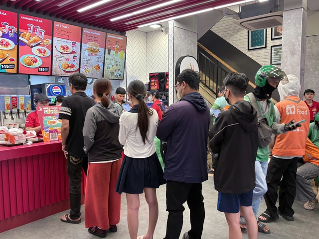 Trào lưu xếp hàng mua gà rán "săn tuần lộc" gây sốt trong giới trẻ mùa Noel 2025