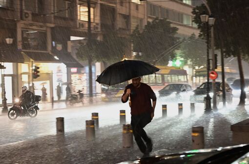 Bão lớn gây rối loạn giao thông, đóng cửa trường học tại Hy Lạp