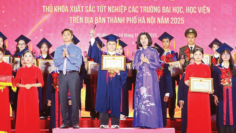 Hành trình theo đuổi đam mê của thủ khoa đại học U40