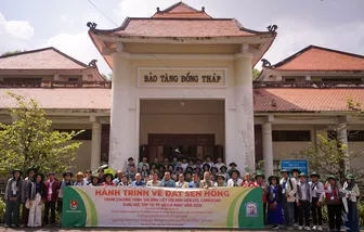 Sinh viên Lào, Campuchia về đất sen hồng gắn kết gia đình nuôi Việt Nam