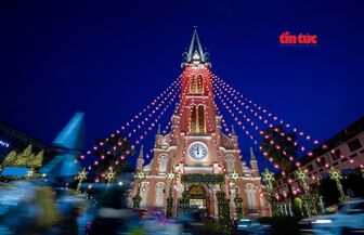 Ngắm "nhà thờ hồng" Tân Định rực rỡ sắc màu mùa Giáng sinh