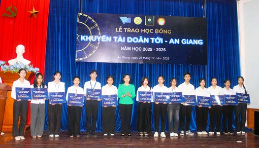 Trao học bổng “Khuyến tài Doãn Tới - An Giang” cho sinh viên xuất sắc