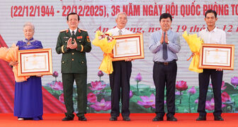 Những anh hùng lực lượng vũ trang kiên trung