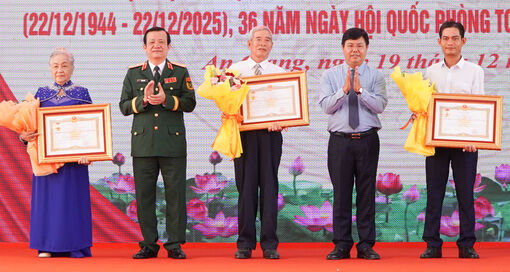 Những anh hùng lực lượng vũ trang kiên trung