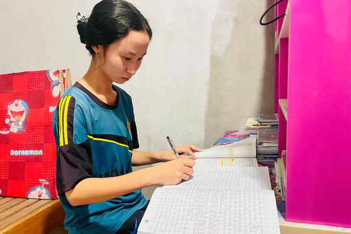 Ước mơ bục giảng của cô học trò nghèo vùng biên