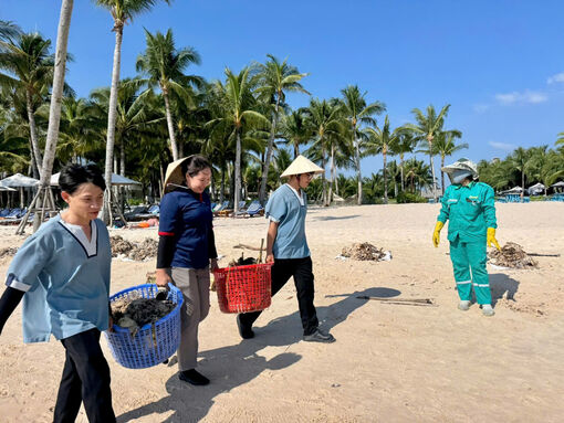 Hàng trăm người làm sạch bãi biển Phú Quốc mỗi ngày