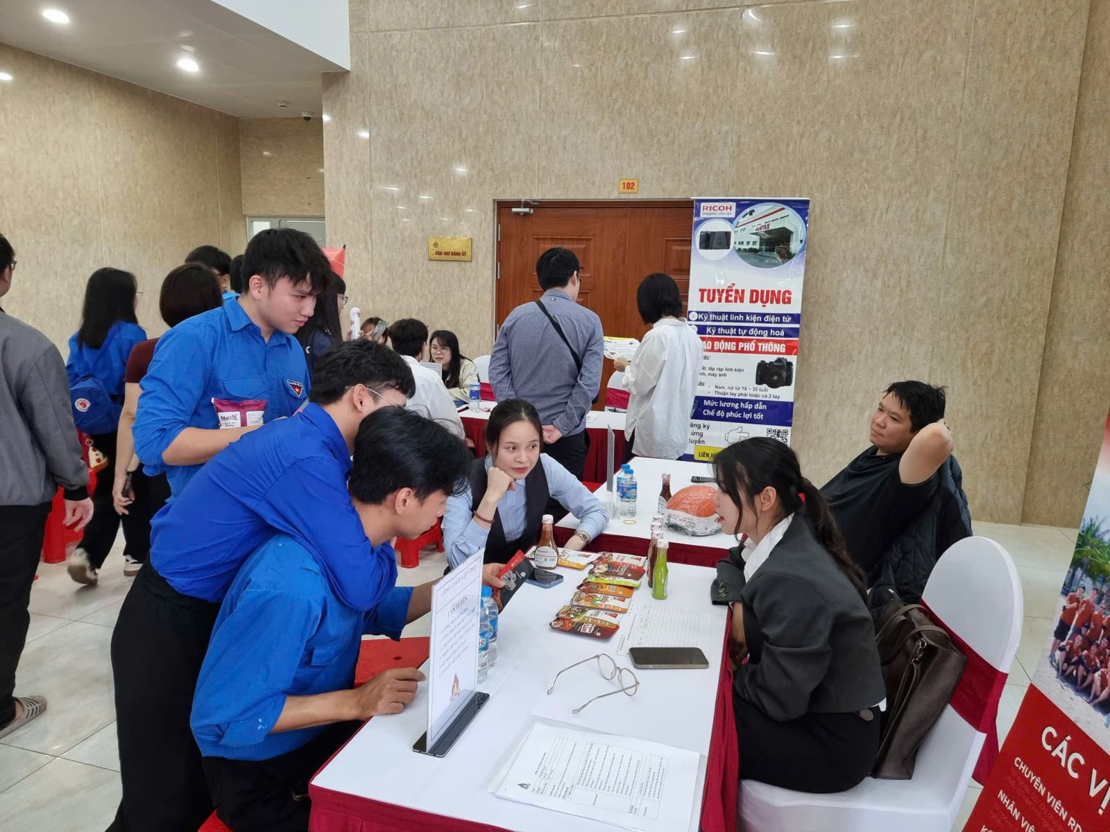 Thị trường lao động cuối năm dịch chuyển theo kỹ năng và công nghệ