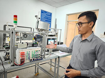 Giảng viên làm "nhà máy thuốc" mini, sinh viên vào xưởng học như đi làm