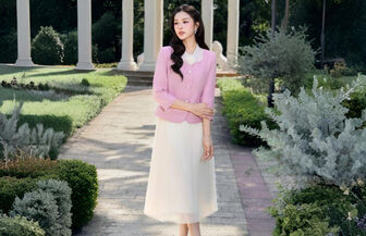 Phong cách không mùa, không giới hạn với cặp đôi áo và chân váy dài