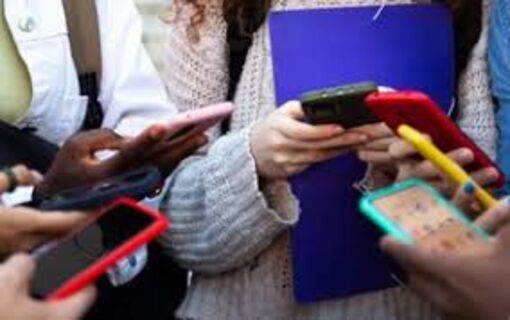 Israel cấm học sinh tiểu học sử dụng điện thoại di động