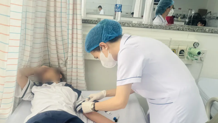 Bộ Y tế yêu cầu truy xuất nguồn gốc thực phẩm khiến nhiều người nhập viện sau bữa ăn trưa tại Vĩnh Long