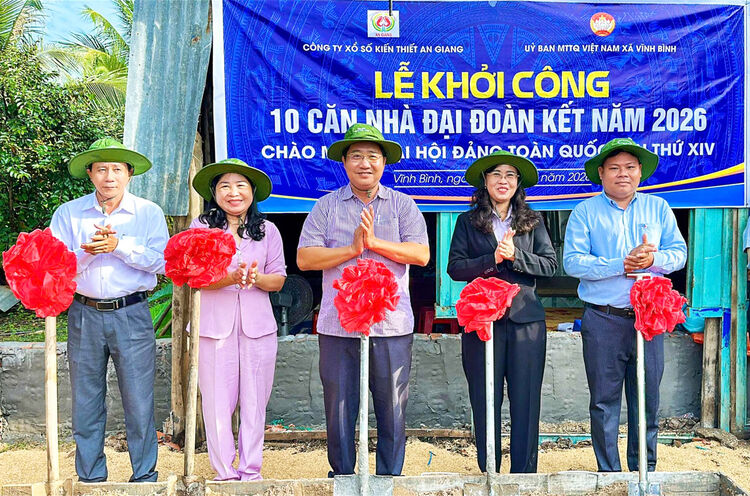 Xã Vĩnh Bình khởi công xây dựng và bàn giao nhà Đại đoàn kết