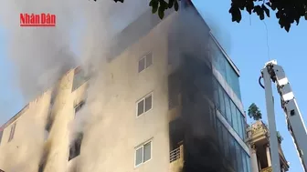 [Video] 3 giờ nghẹt thở giải cứu 8 người trong ngôi nhà bị cháy tại Hà Nội