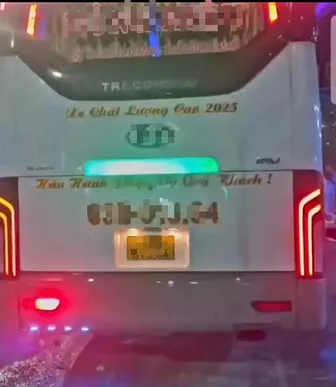 Hành khách hoảng loạn khi tài xế xe khách ở Đồng Tháp rượt đuổi xe tải