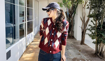 Sành điệu hơn khi phối áo len với chân váy xếp ly, váy da và quần jeans