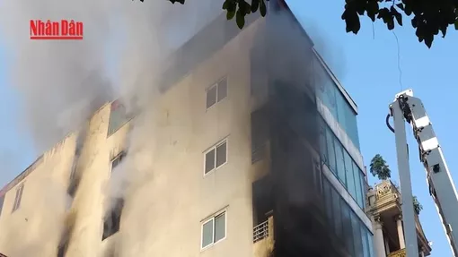 [Video] 3 giờ nghẹt thở giải cứu 8 người trong ngôi nhà bị cháy tại Hà Nội