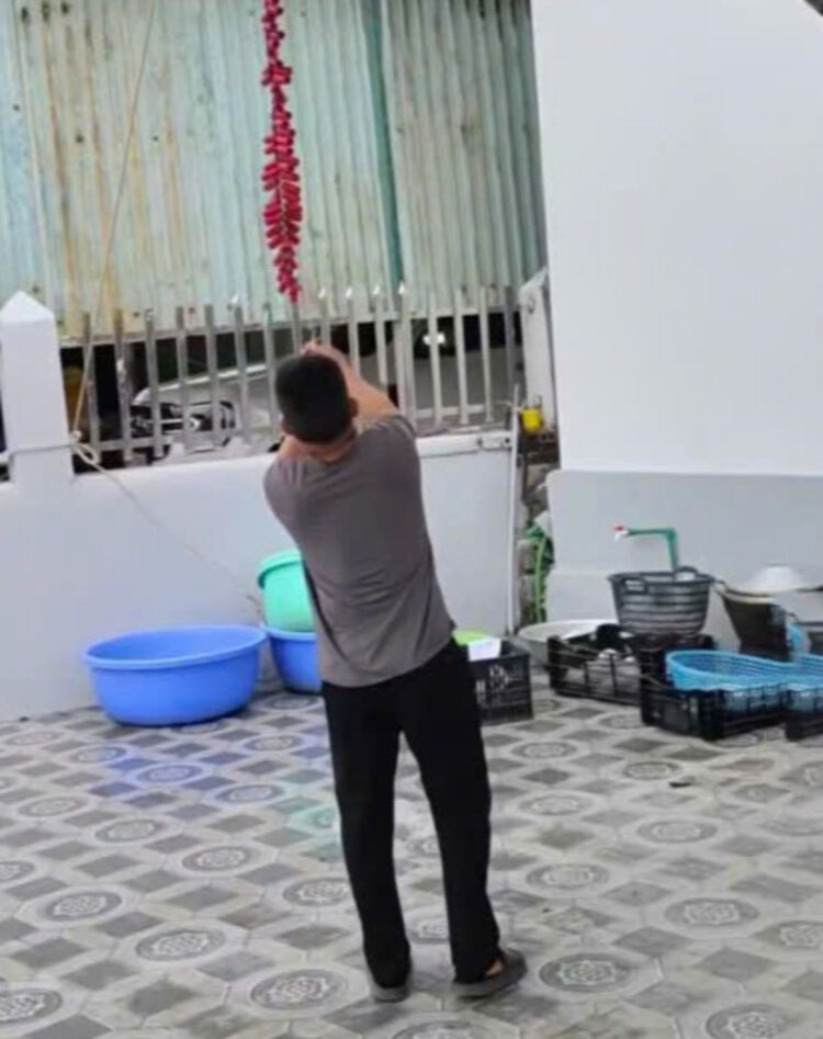 Người đàn ông đốt pháo nổ mừng tân gia rồi quay clip đăng Facebook