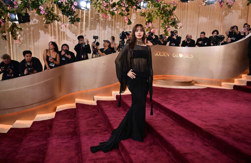 Thảm đỏ Quả cầu vàng 2026: Jennifer Lopez U60 gợi cảm lấn át dàn mỹ nhân trẻ