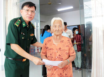 Chương trình “Xuân biên phòng ấm lòng dân bản” tại phường Tịnh Biên