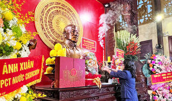 Phó Chủ tịch nước Võ Thị Ánh Xuân dâng hương Chủ tịch Tôn Đức Thắng