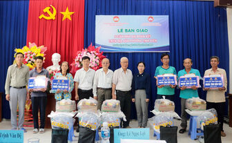 Tặng 5 căn nhà Đại đoàn kết và quà tết cho người dân phường Tịnh Biên